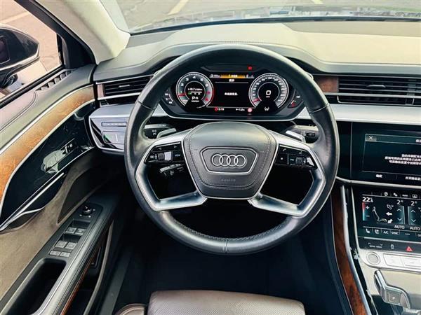 奥迪A8 2022款 A8L 55 TFSI quattro 豪华型典藏版