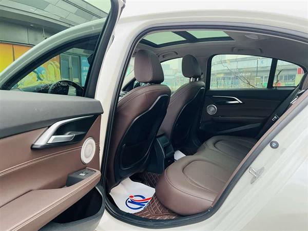 宝马1系 2021款 120i M运动曜夜版