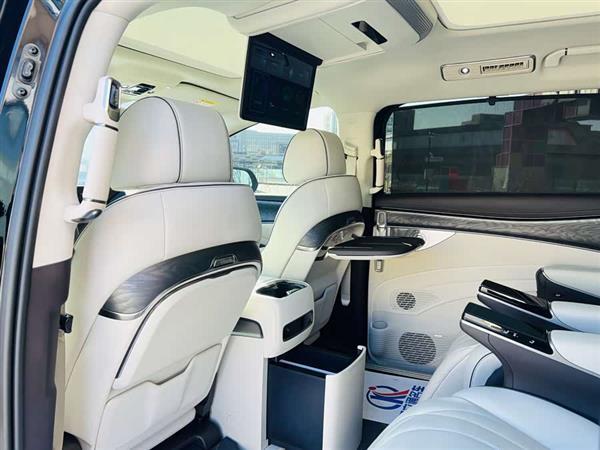 腾势D9 2024款 DM-i 1050 尊享型