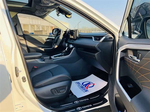 RAV4荣放 2024款 2.0L CVT两驱风尚Plus版