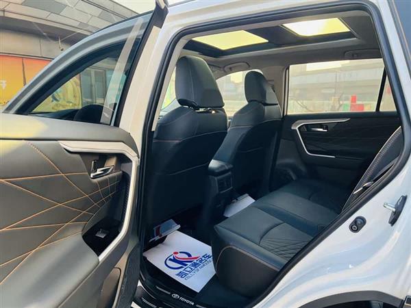 RAV4荣放 2024款 2.0L CVT两驱风尚Plus版
