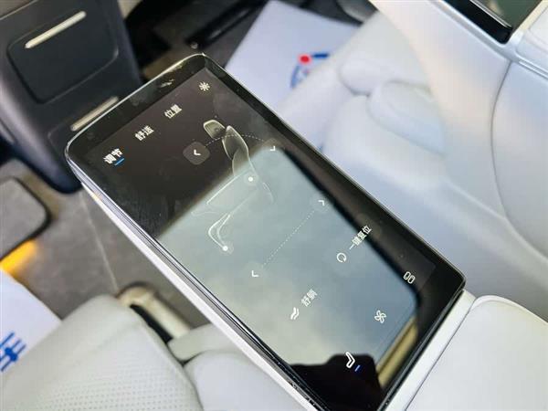 岚图梦想家 2025款 PHEV 四驱卓越鲲鹏版