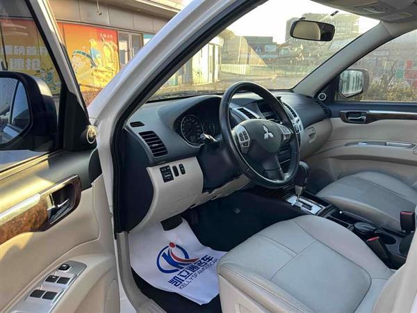 帕杰罗·劲畅 2013款 3.0L 自动两驱豪华版