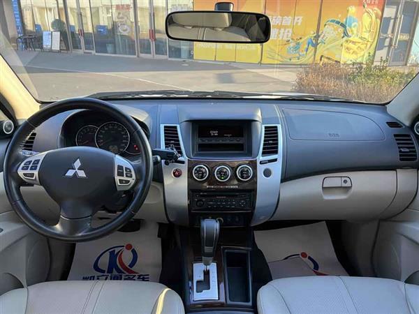 帕杰罗·劲畅 2013款 3.0L 自动两驱豪华版