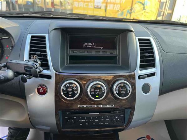 帕杰罗·劲畅 2013款 3.0L 自动两驱豪华版