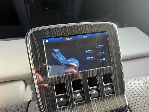 传祺M8 2021款 大师系列 390T 四座荣耀版