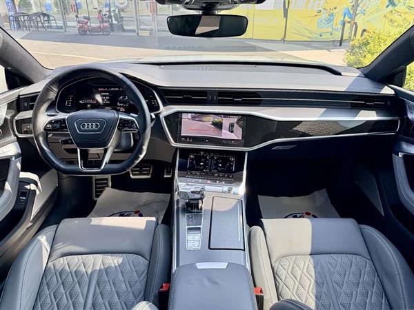 奥迪A7L 2024款 45 TFSI quattro RS 套件竞速版