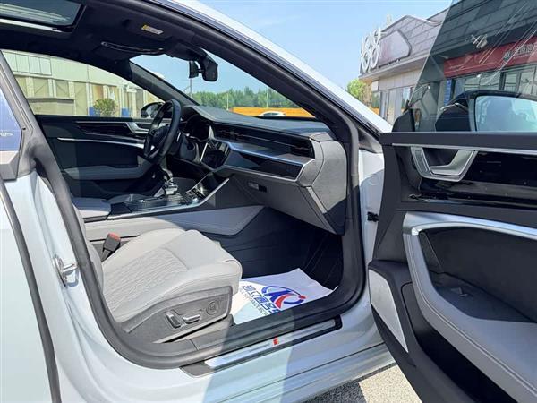 奥迪A7L 2024款 45 TFSI quattro RS 套件竞速版