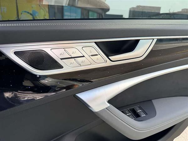 奥迪A7L 2024款 45 TFSI quattro RS 套件竞速版